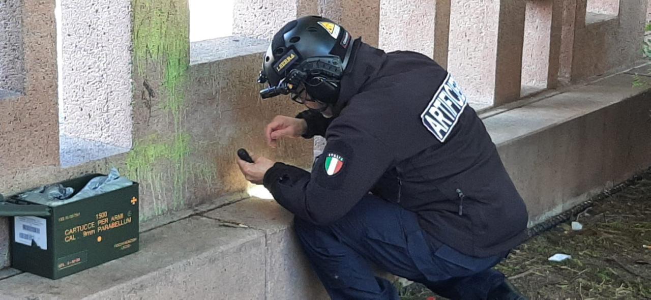 Una bomba da mortaio lasciata davanti alla chiesa, intervengono gli artificieri