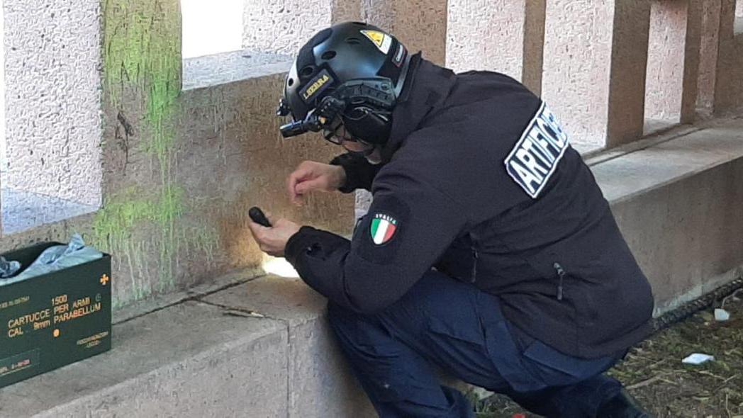Una bomba da mortaio lasciata davanti alla chiesa, intervengono gli artificieri