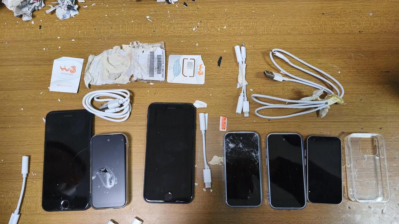 Livorno, sequestrati nove cellulari alle Sughere: erano entrati con i droni