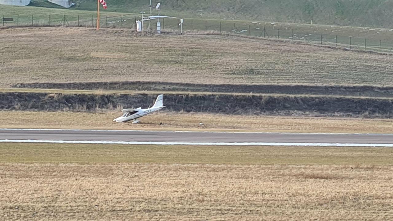 Aereo finisce fuori pista durante l’atterraggio all’aeroporto di Pavullo: cos’è successo