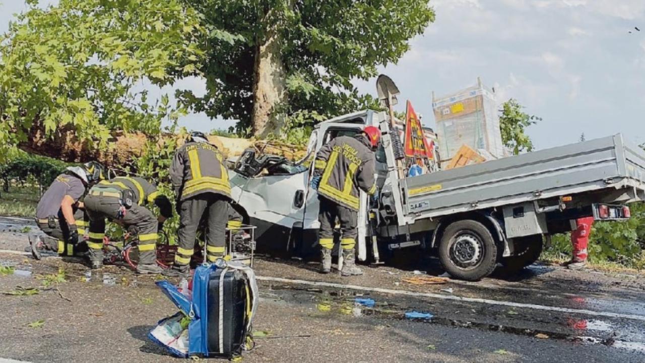 L'abitacolo del furgone sfondato dall'albero
