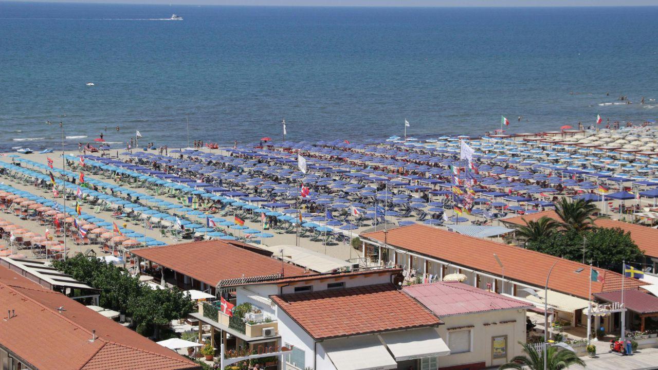 Balneari col fiato sospeso in Versilia