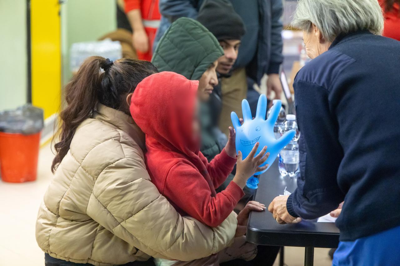 Notte al Palapalestre di Ferrara, gli sfollati: «Sono tutti gentili, grazie»