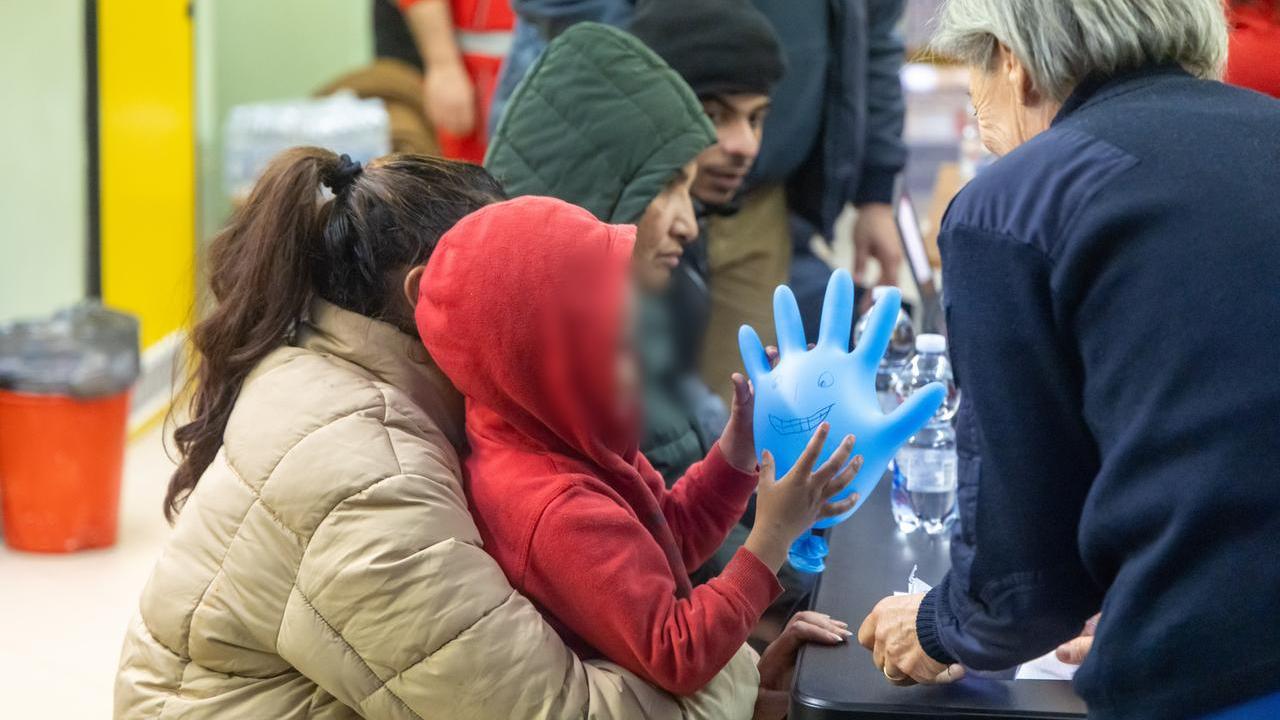 Notte al Palapalestre di Ferrara, gli sfollati: «Sono tutti gentili, grazie»