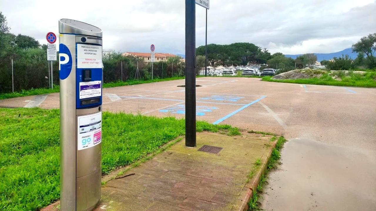 Olbia, il grande business dei parcheggi: guerra per gli stalli in aeroporto