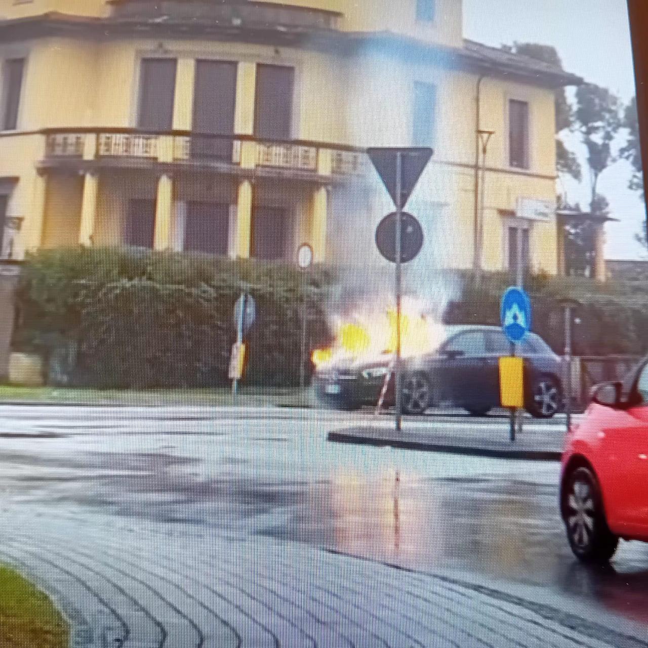 Lucca, auto in fiamme alla rotonda – Video