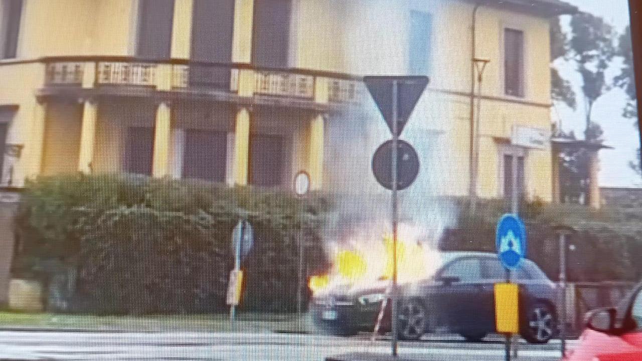 Lucca, auto in fiamme alla rotonda – Video
