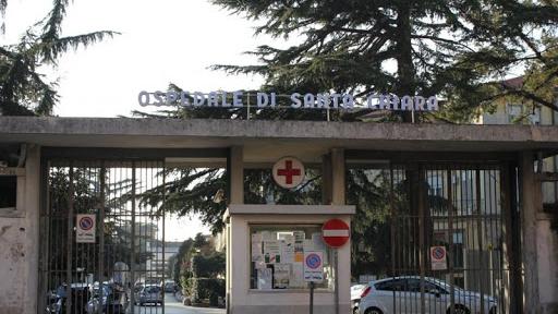 L'ingresso dell'ospedale Santa Chiara di Pisa (foto d'archivio)
