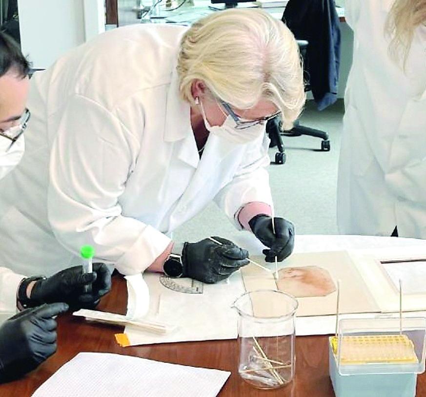 
	La biologa forense Rhonda Roby&nbsp;preleva il Dna dal Santo Bambino

