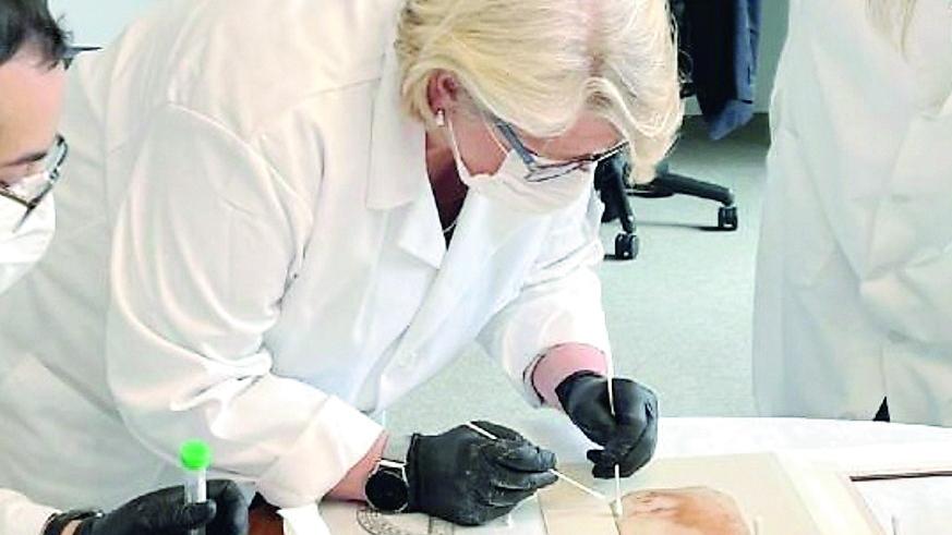 La biologa forense Rhonda Roby preleva il Dna dal Santo Bambino