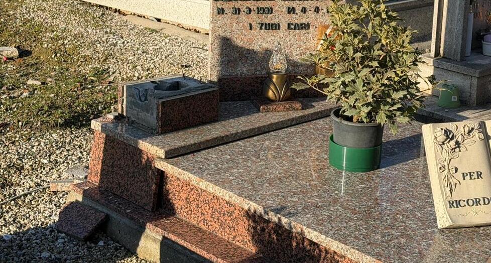 Vigarano Pieve, rubata la statua di famiglia al cimitero