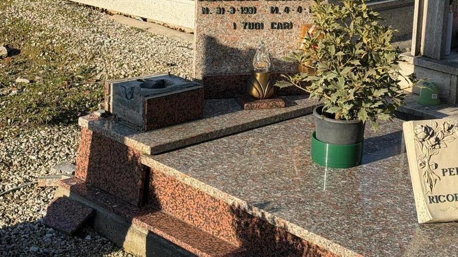 Vigarano Pieve, rubata la statua di famiglia al cimitero