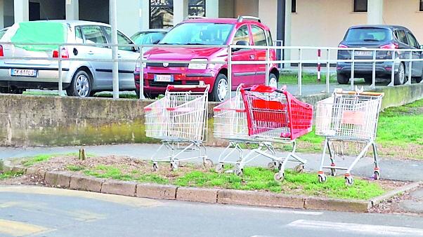 Carrelli della spesa abbandonati in strada in via Compagnoni