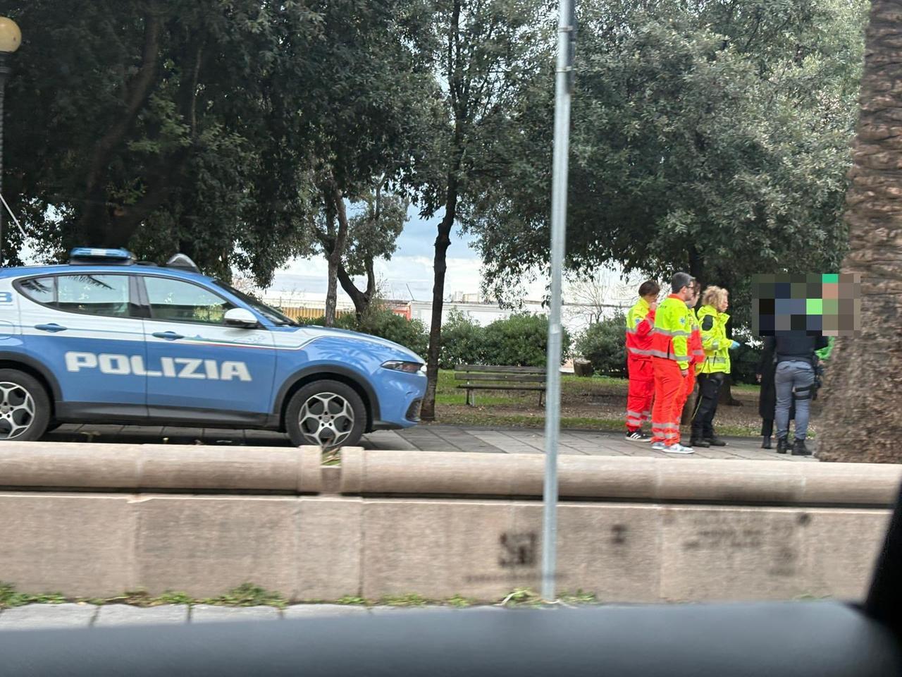 Livorno, poliziotti e sanitari soccorrono una donna in difficoltà sul viale Italia