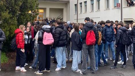 Studentesse e studenti nel cortile del liceo Vallisneri