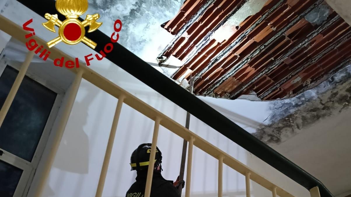 Sassari, cede un solaio in via Rizzeddu: ecco cosa è successo