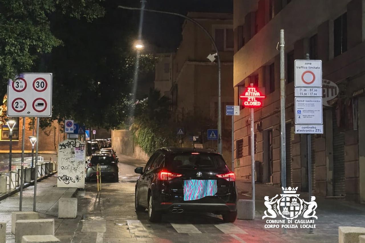 Nel quartiere “off limits” con l’asciugamano sulla targa: i vigili scoprono il trucco anti Ztl e lo denunciano