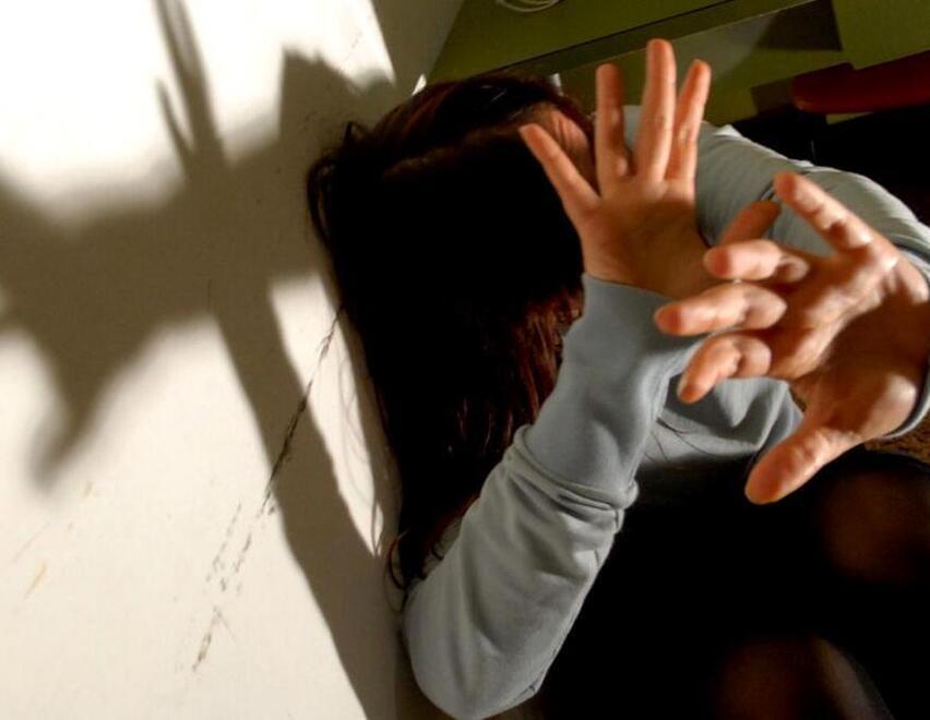 Violenza sulla sposa bambina a Ferrara, lui nega ma resta in carcere