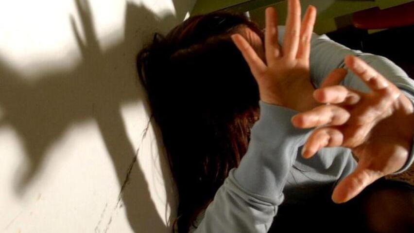 Violenza sulla sposa bambina a Ferrara, lui nega ma resta in carcere