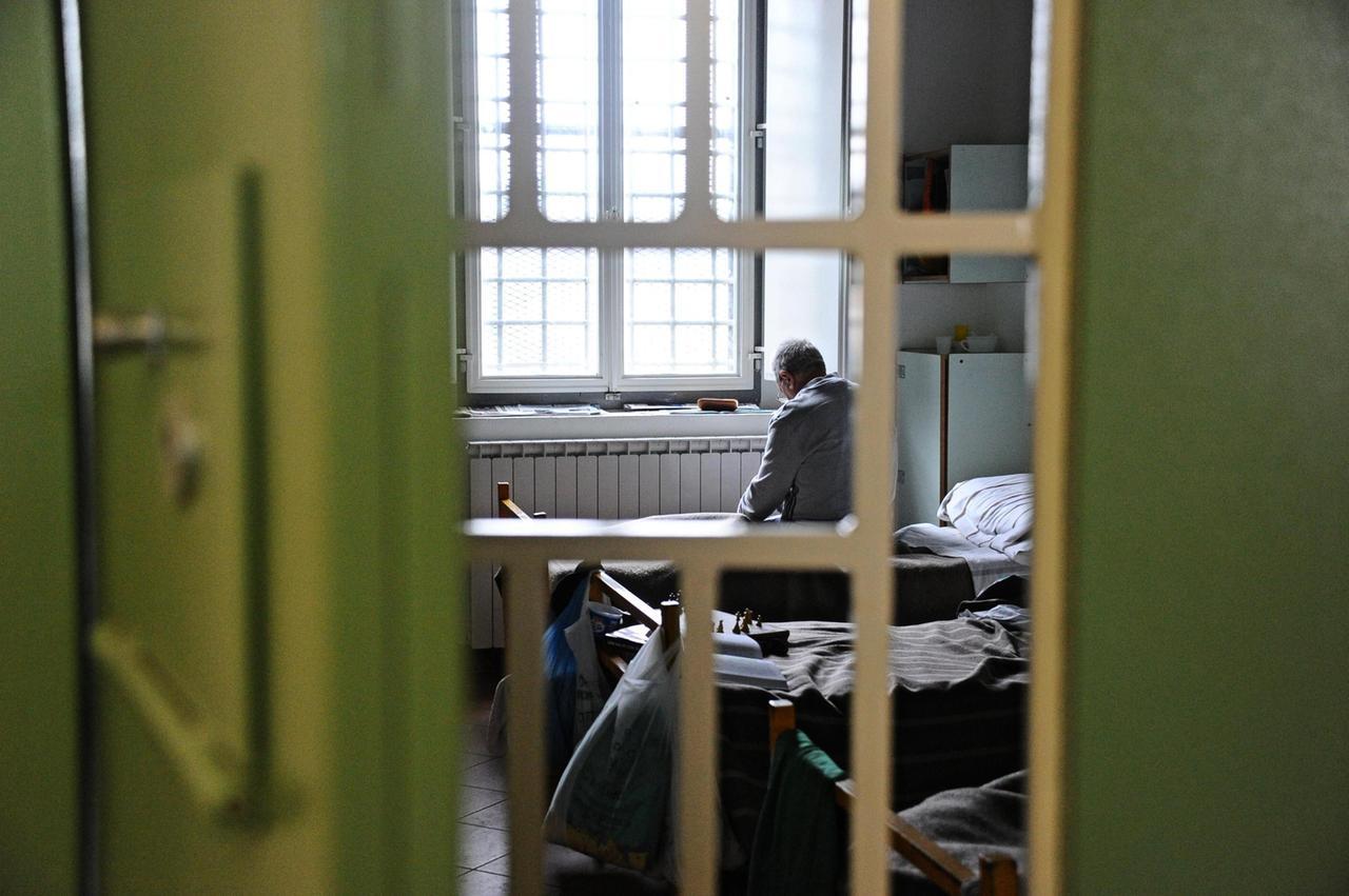 Sassari, con i cellulari nascosti in cella minacciavano i parenti degli altri detenuti