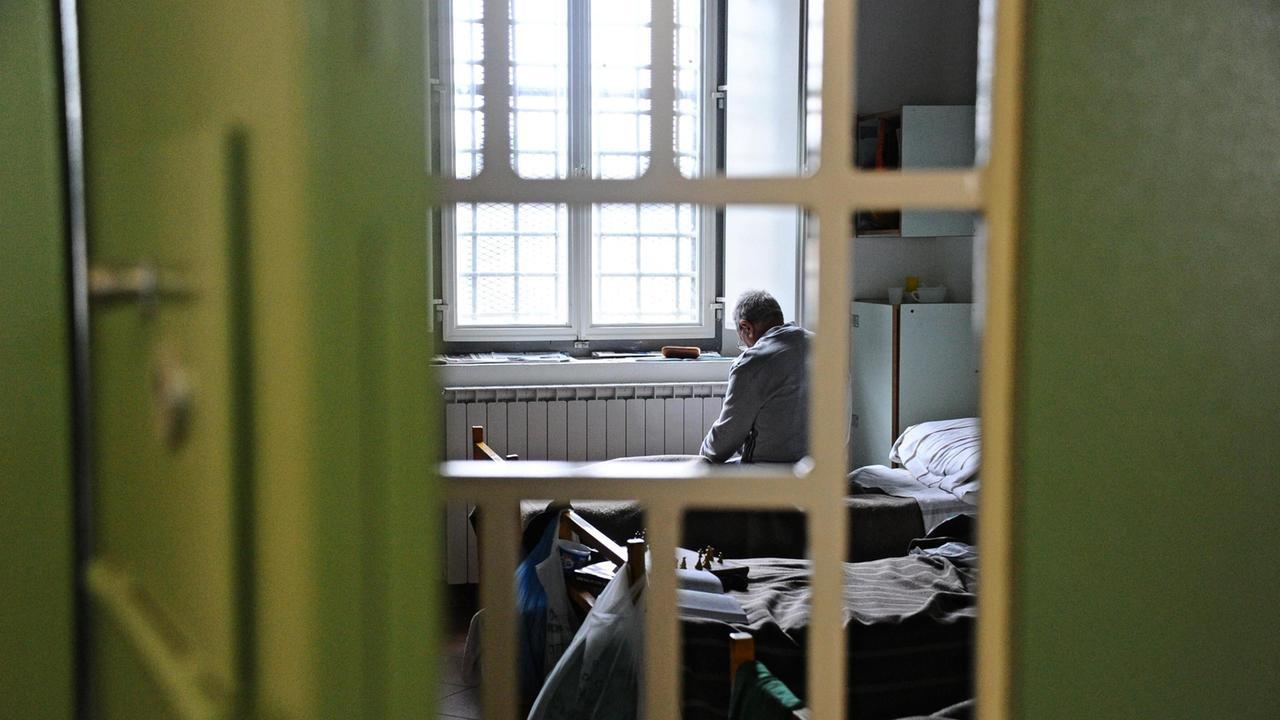 Sassari, con i cellulari nascosti in cella minacciavano i parenti degli altri detenuti