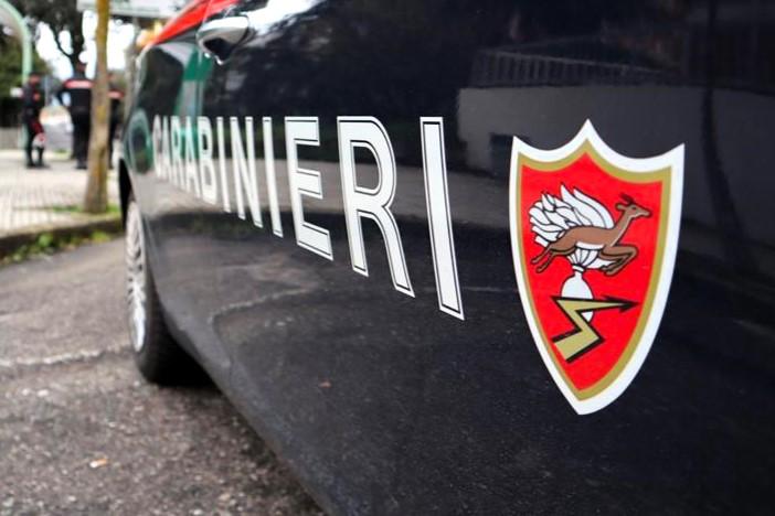 Donna aggredita a coltellate in casa: arrestato il marito