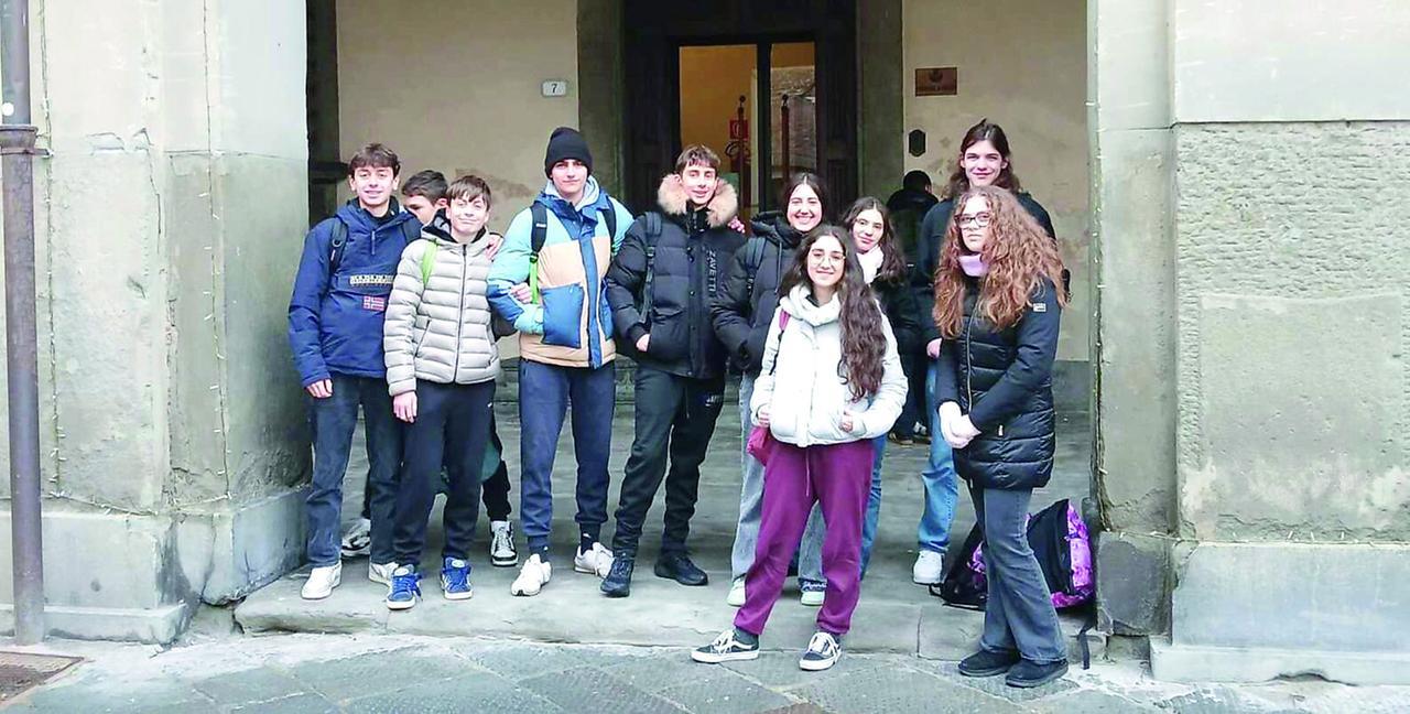 
	Gli studenti del liceo classico Cicognini sotto le logge del Comune

