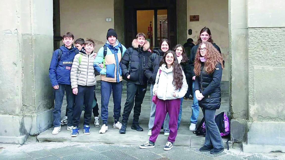 Gli studenti del liceo classico Cicognini sotto le logge del Comune