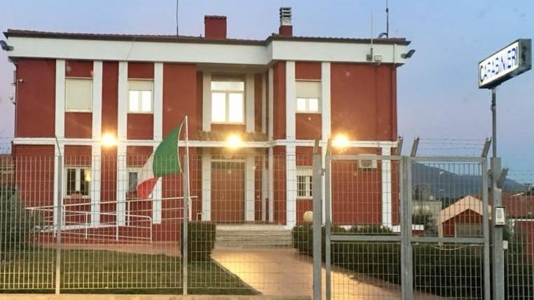 Ubriaco e con quattro cani senza guinzaglio semina il panico in paese: intervengono i carabinieri