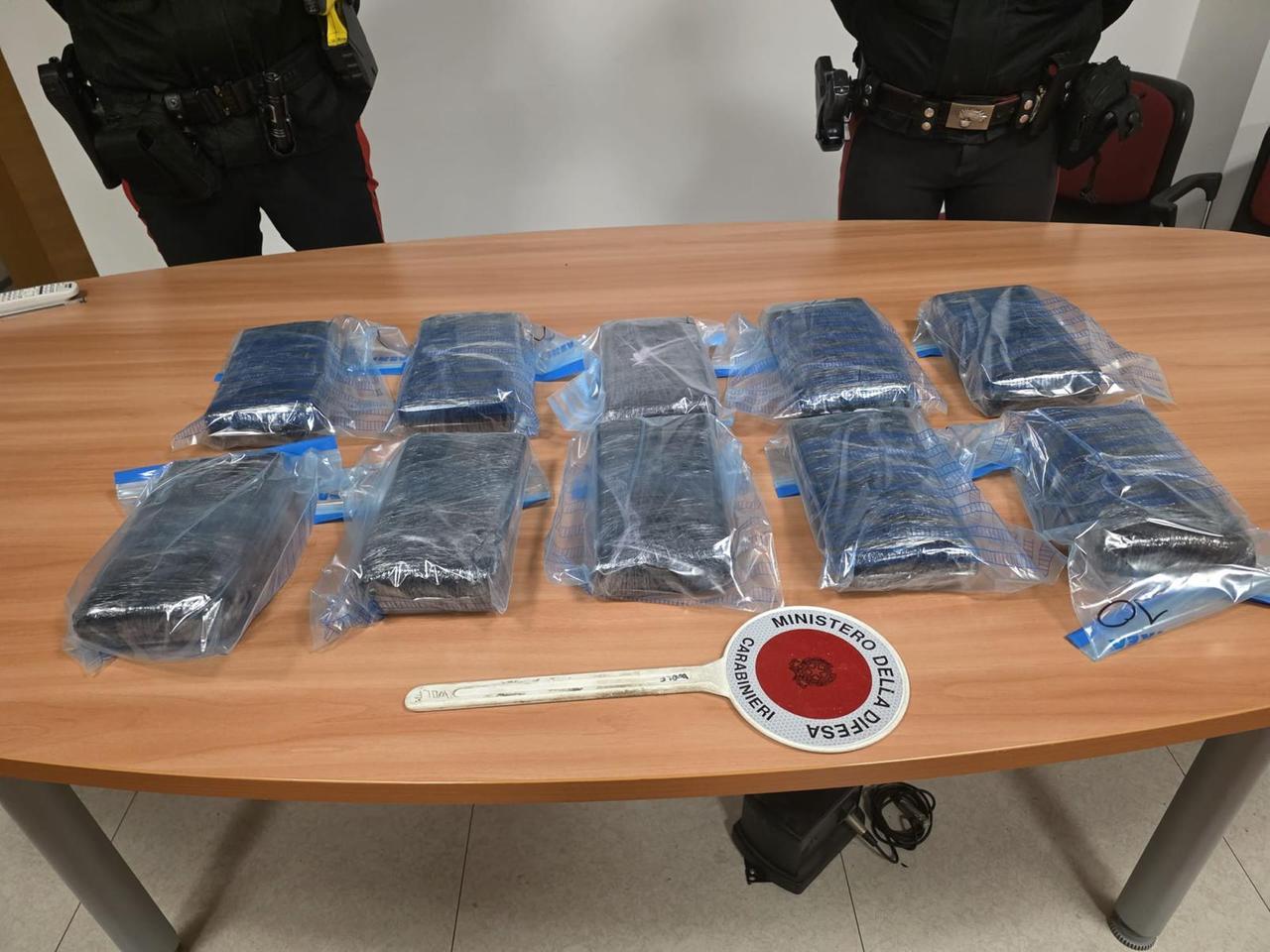 Viaggiava con 12 chili di cocaina nascosti in auto: arrestato un 34enne