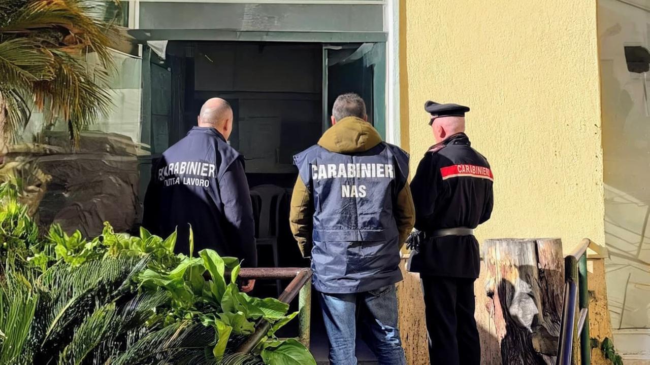 Carne senza etichetta e prodotti scaduti: sanzionata un’attività del centro