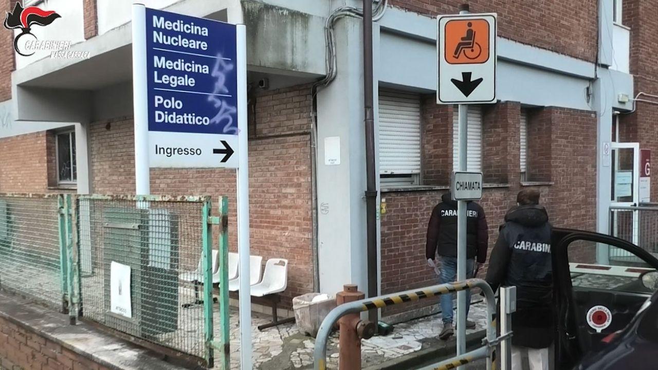 Massa, blitz dei carabinieri in Comune e uffici Asl: i nomi dei cinque arrestati e di cosa sono accusati