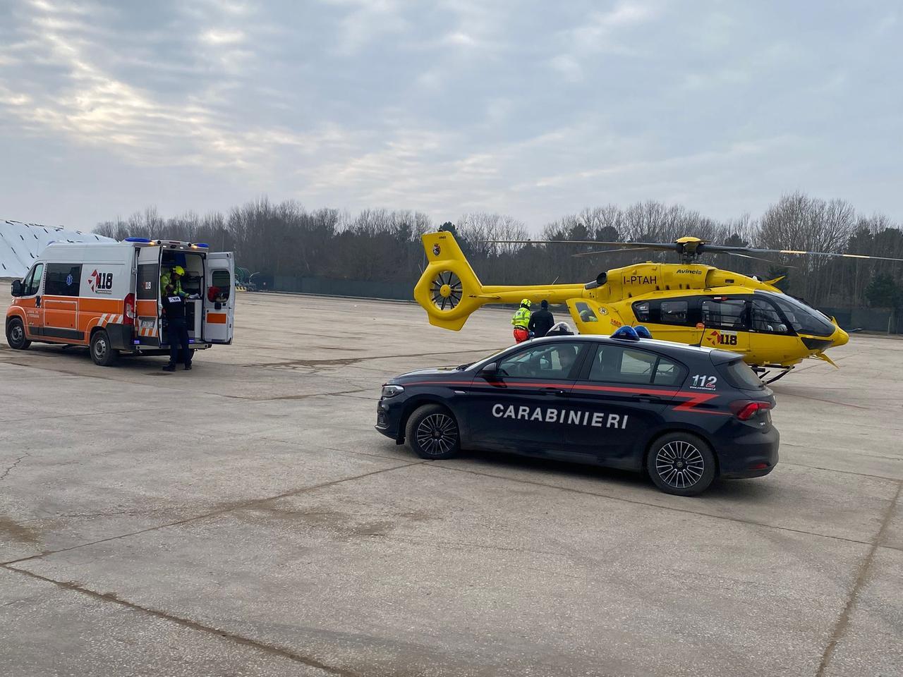 Incidente sul lavoro a Codigoro, operaio schiacciato da una pala meccanica e ferito alle gambe