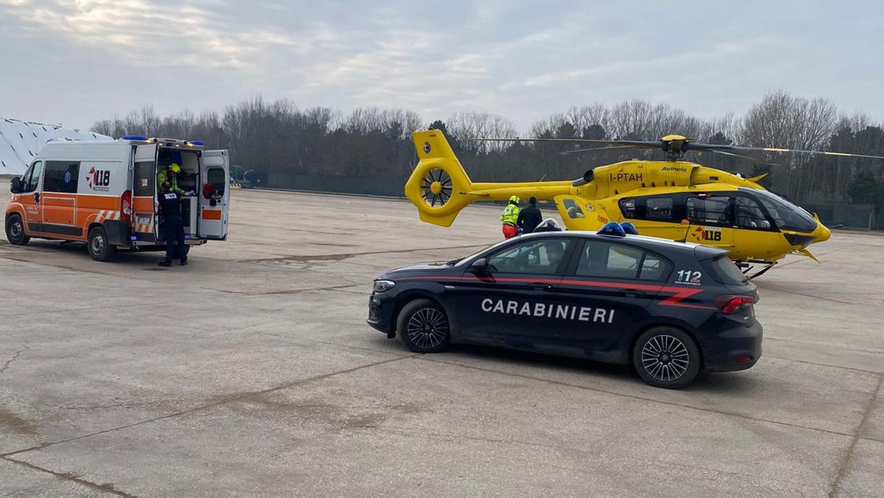 Incidente sul lavoro a Codigoro, operaio schiacciato da una pala meccanica e ferito alle gambe