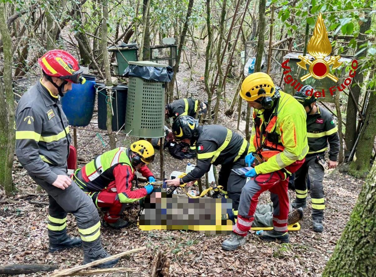 Pomarance, si sente male nel bosco a 6 metri di altezza: 85enne recuperato dai vigili del fuoco