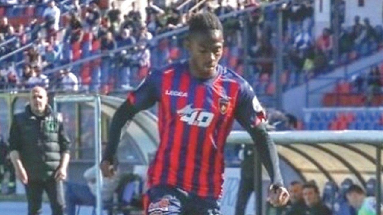 
	Sanasi Sy con la maglia del Cosenza in Serie B

