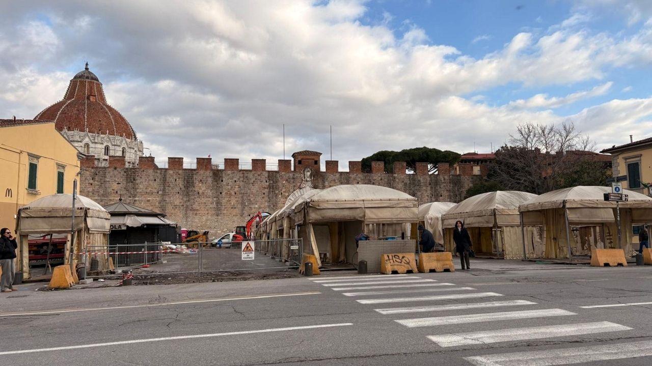 
	Pisa: le bancarelle in piazza Manin

