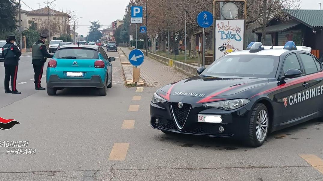 Manovre azzardate con l’auto rubata: si rifugiano al bar di Corporeno ma vengono scoperti