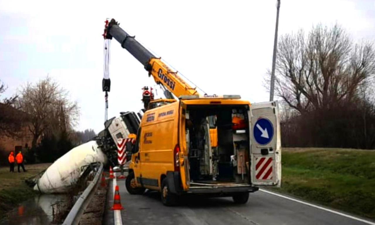 
	Il recupero della betoniera finita nel canale

