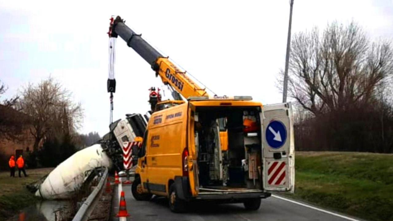 Il recupero della betoniera finita nel canale
