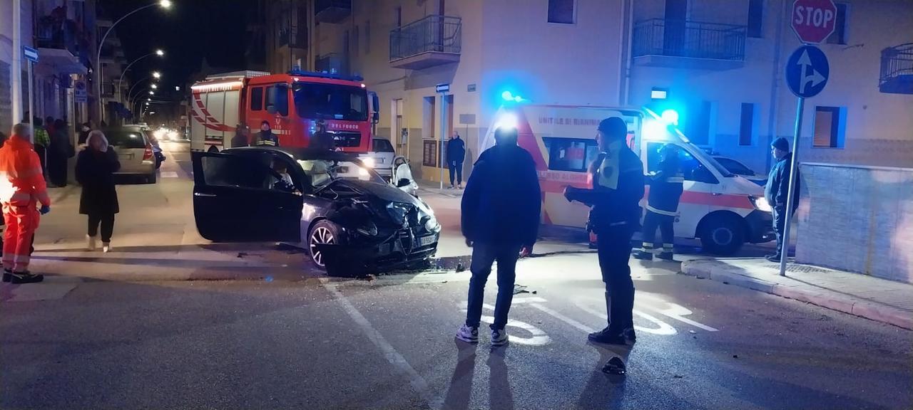 Pauroso incidente in pieno centro ad Alghero, cinque persone ferite