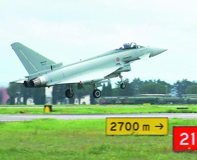Un caccia Eurofighter Typhoon al momento del decollo (foto d’archivio)
