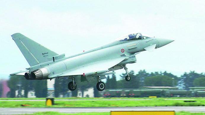 Un caccia Eurofighter Typhoon al momento del decollo (foto d’archivio)