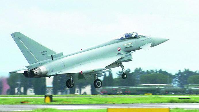 Un caccia Eurofighter Typhoon al momento del decollo (foto d’archivio)