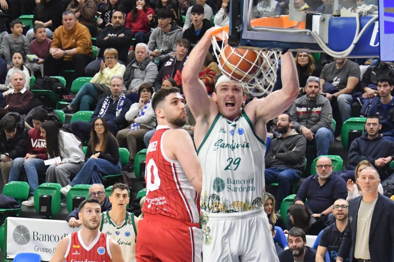 La Dinamo in svantaggio per 34-42 dopo il primo tempo con Saragozza