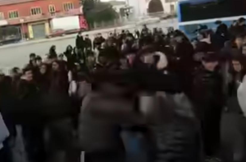 La stazione di Cento diventa un’arena e la scazzottata finisce sui social