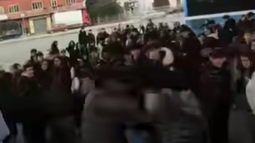 La stazione di Cento diventa un’arena e la scazzottata finisce sui social