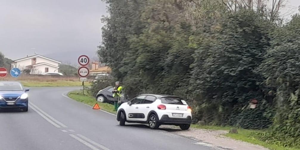 
	L'auto fuori strada all'ingresso della Variante di "Livorno centro"

