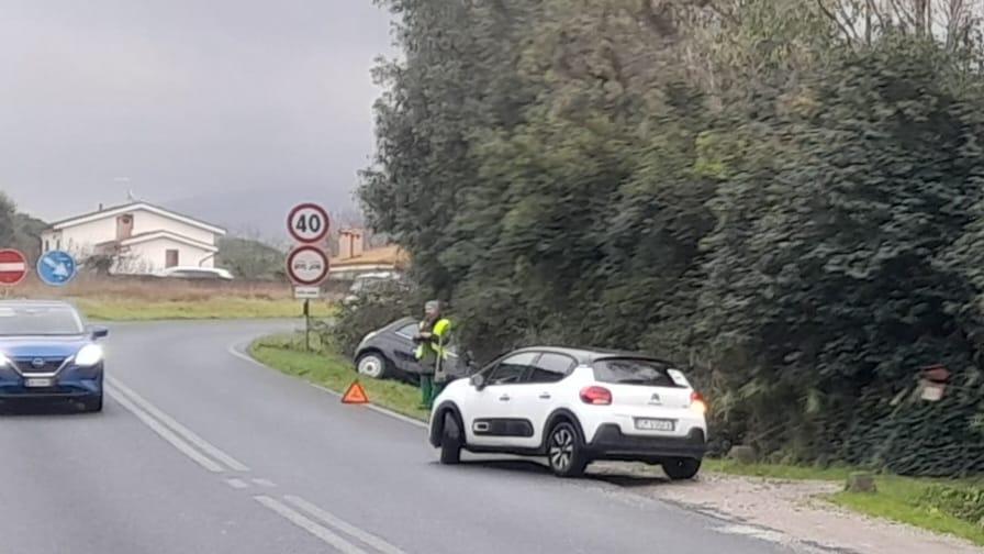 L'auto fuori strada all'ingresso della Variante di "Livorno centro"
