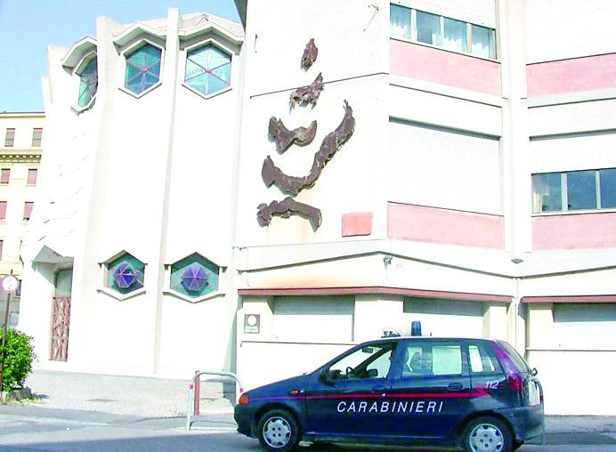 
	Una pattuglia dei carabinieri in piazza Benamozegh (foto d'archivio)

